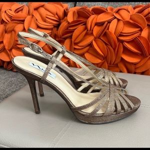 ❣️🆕Nina New York Fenix Bronze Metallic Open Toe Pumps❣️